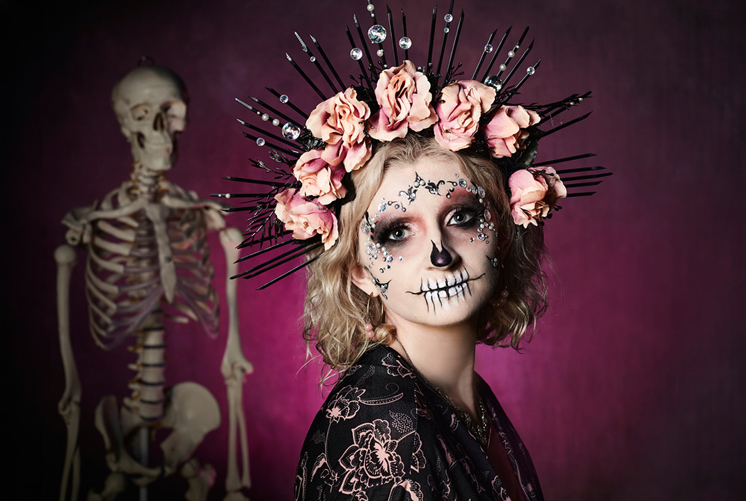 Artystyczny portret Sugar Skull w stylizacji Día de los Muertos