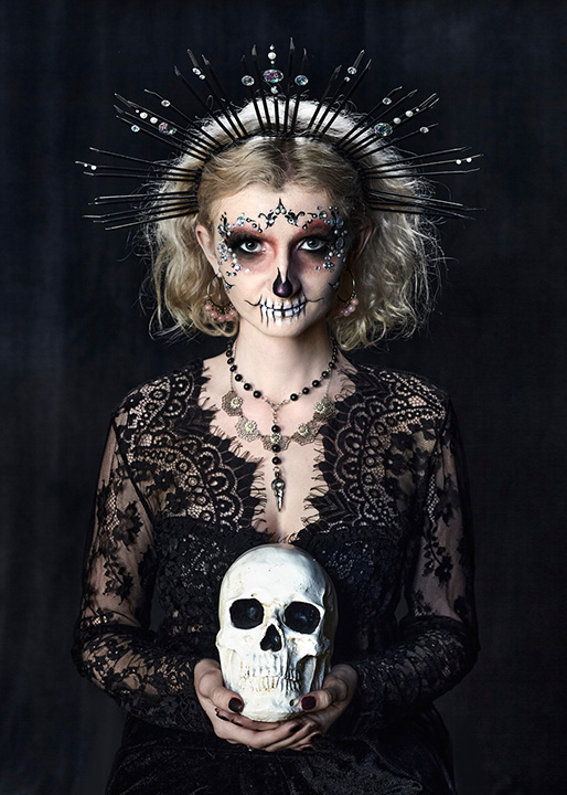 Artystyczny portret Sugar Skull w stylizacji Día de los Muertos