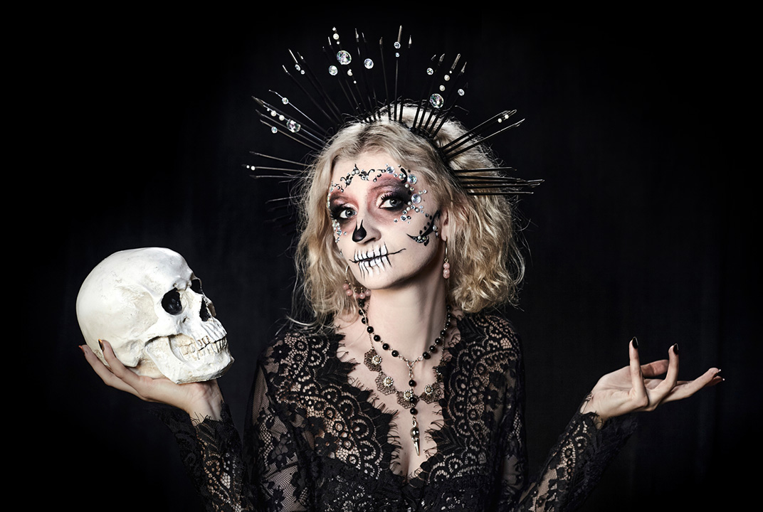 Artystyczny portret Sugar Skull w stylizacji Día de los Muertos