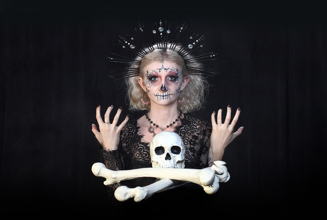 Artystyczny portret Sugar Skull w stylizacji Día de los Muertos