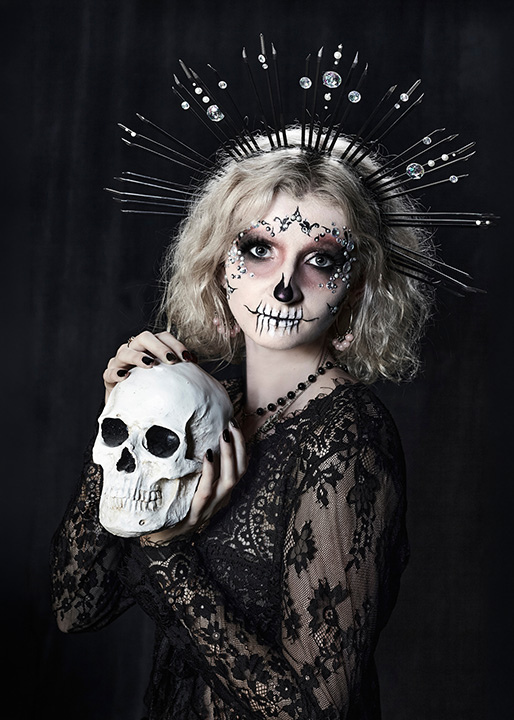 Artystyczny portret Sugar Skull w stylizacji Día de los Muertos