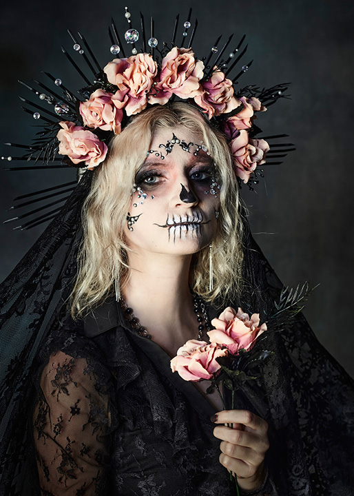 Fotografia stylizowana Sugar Skull z charakteryzacją i koroną z kwiatów