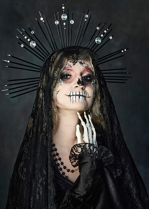 Fotografia stylizowana Sugar Skull z charakteryzacją i koroną z kwiatów