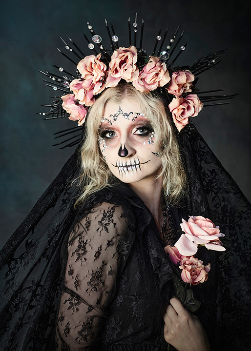 Fotografia stylizowana Sugar Skull z charakteryzacją i koroną z kwiatów